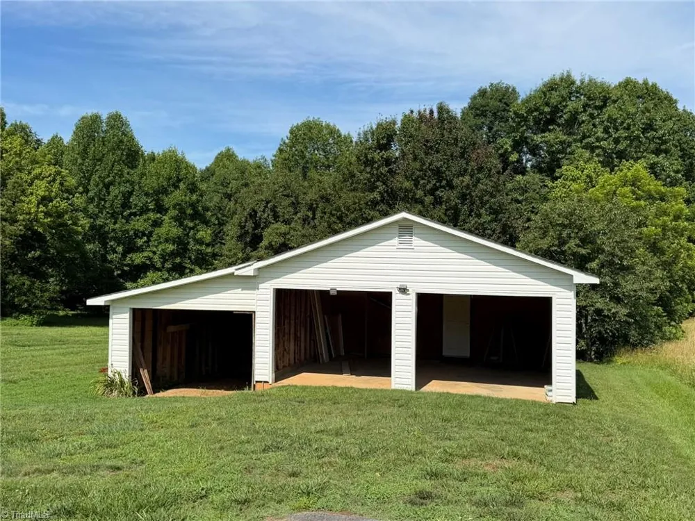 2421 Smithtown Road East Bend, NC 27018