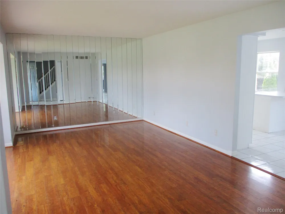 33443 Paoletti Fraser City, MI 48026