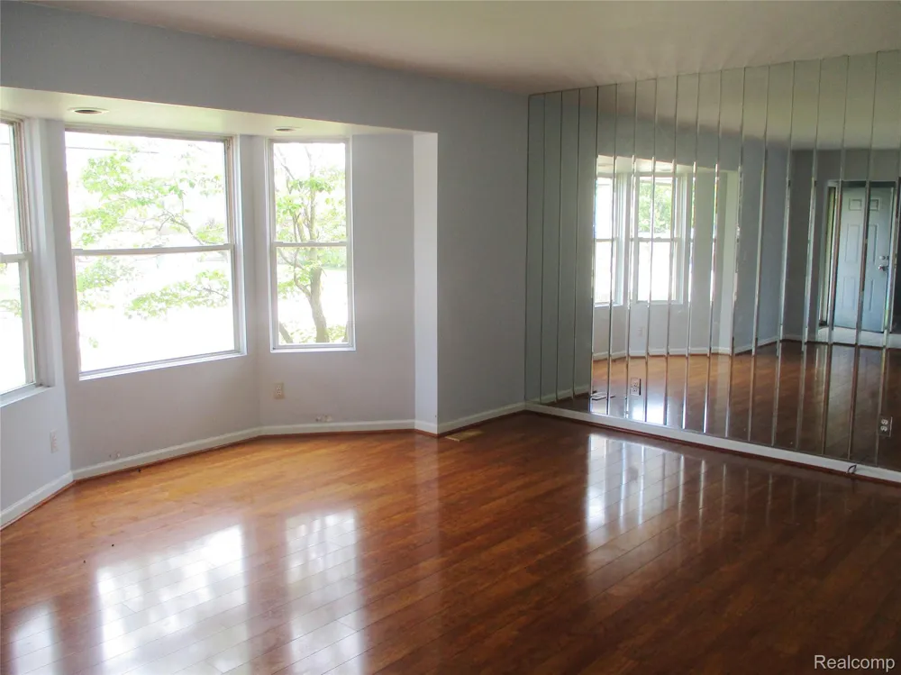 33443 Paoletti Fraser City, MI 48026