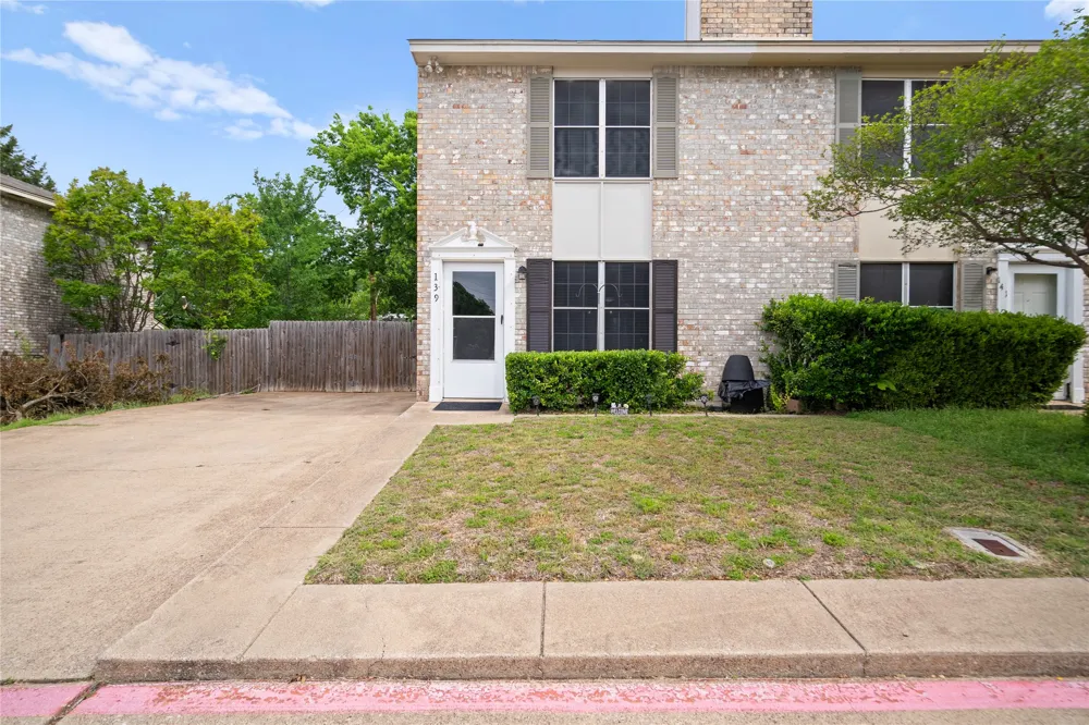 139 Graystone Place Duncanville, TX 75137