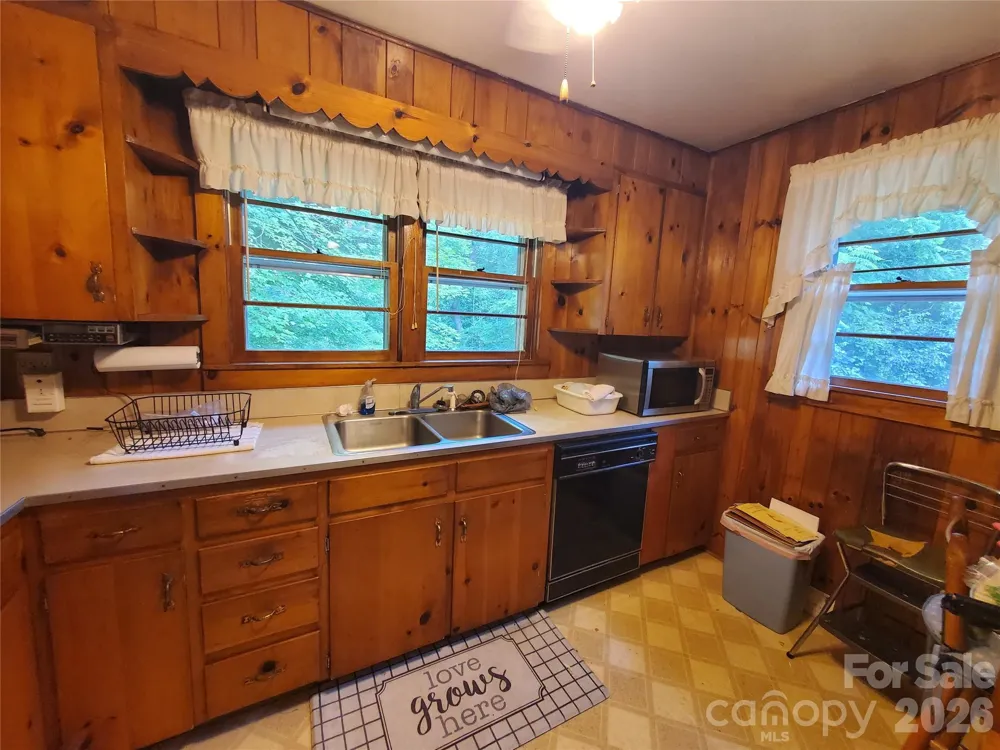 886 Hanging Rock Road Spruce Pine, NC 28777