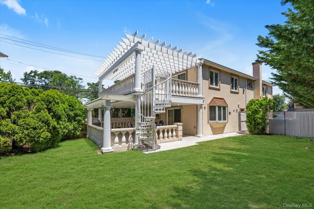 330 Bayville Avenue Bayville, NY 11709