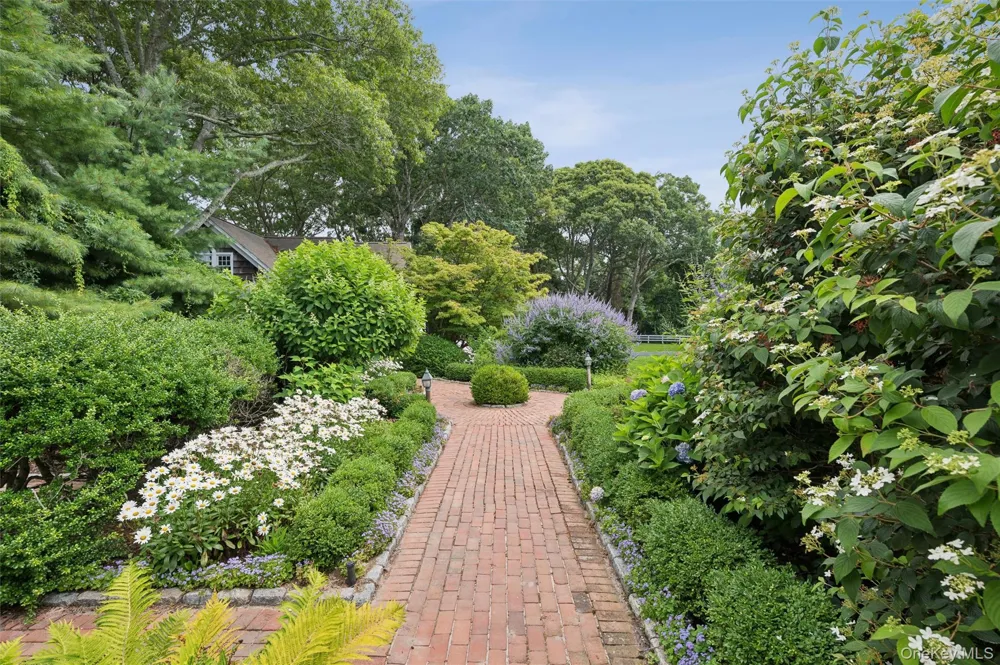 20 Quogue Street Quogue, NY 11959