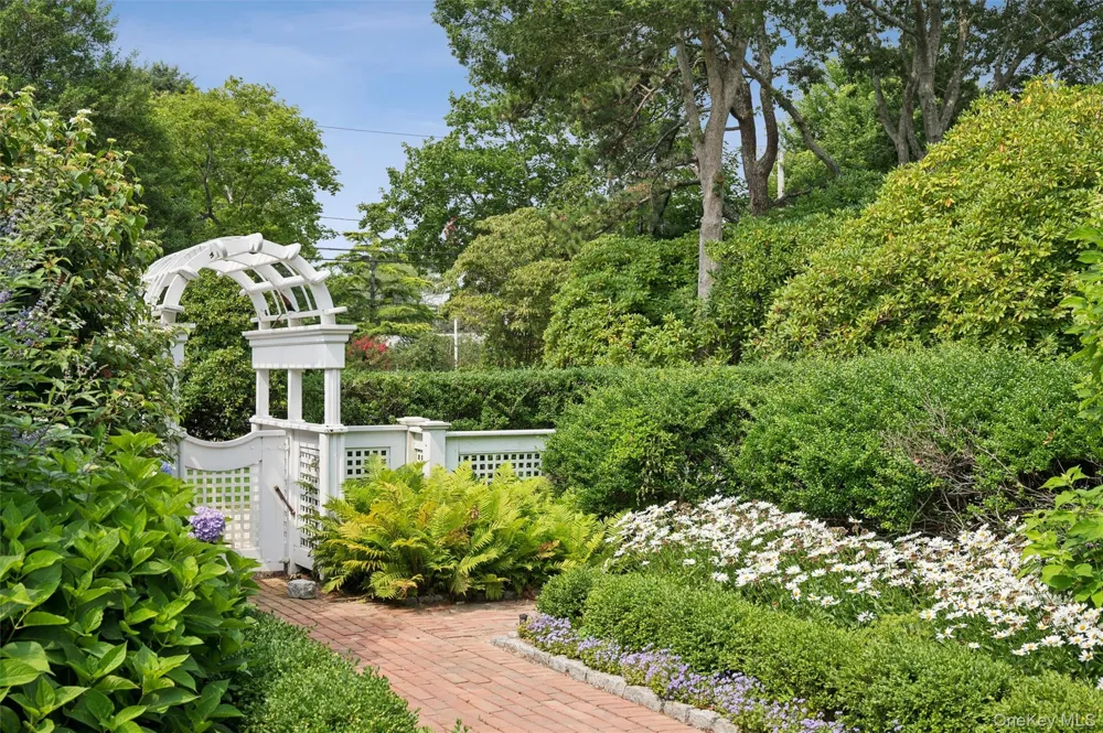 20 Quogue Street Quogue, NY 11959