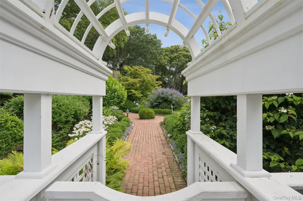 20 Quogue Street Quogue, NY 11959