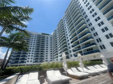 2301 Collins Ave #833