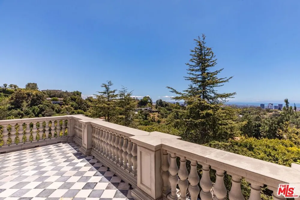 10911 Chalon Road Los Angeles, CA 90077