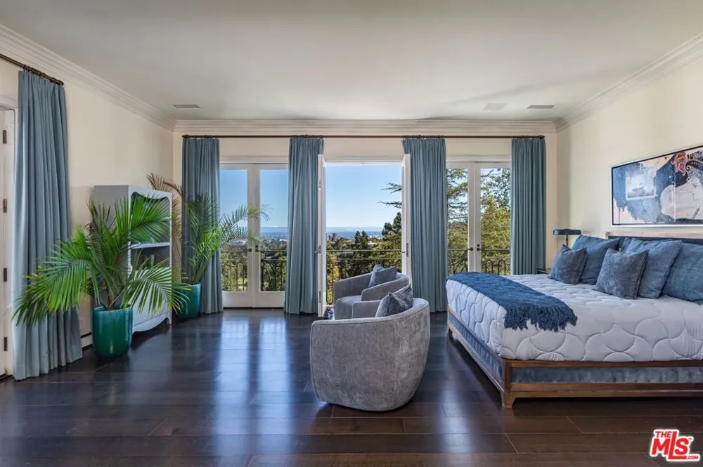 10911 Chalon Road Los Angeles, CA 90077