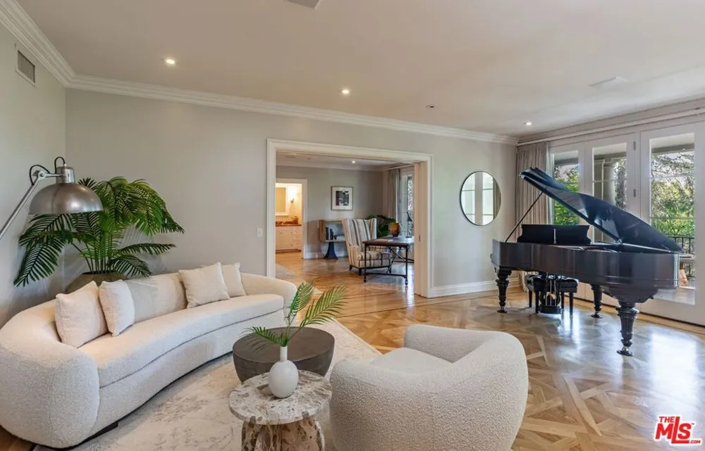 10911 Chalon Road Los Angeles, CA 90077