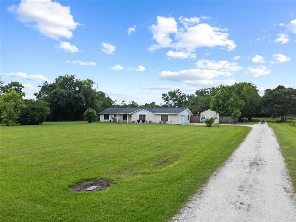 804 Otter Road Anahuac, TX 77514