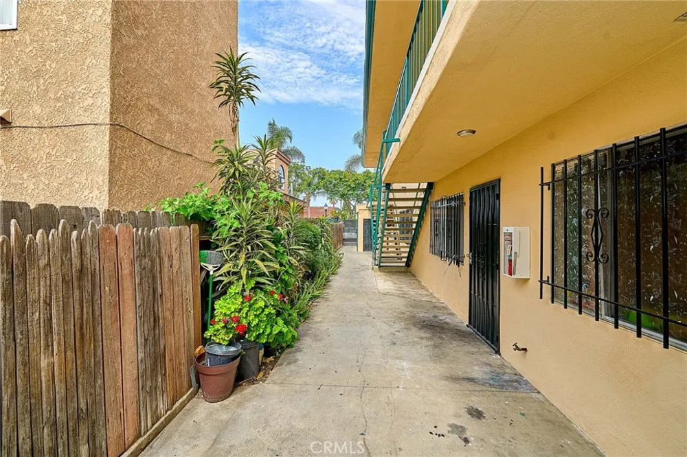 1856 Pacific Avenue Long Beach, CA 90806