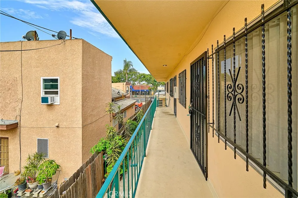 1856 Pacific Avenue Long Beach, CA 90806