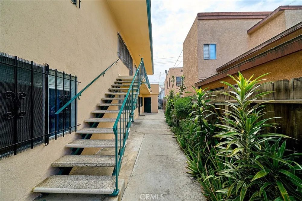 1856 Pacific Avenue Long Beach, CA 90806