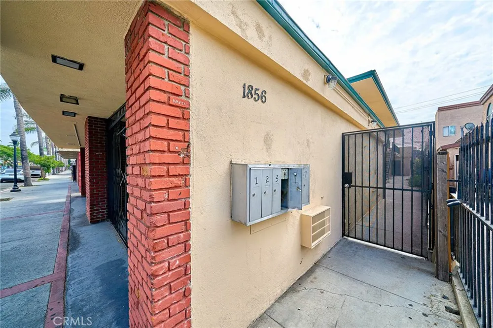 1856 Pacific Avenue Long Beach, CA 90806