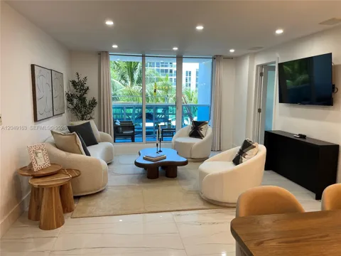 2301 Collins Ave #326