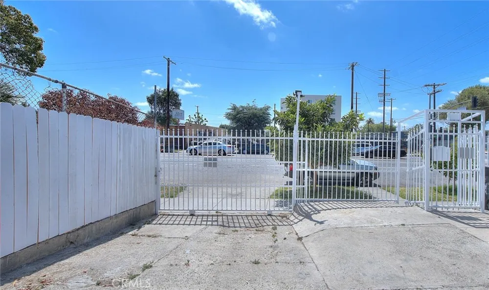 5506 Holmes Avenue Los Angeles, CA 90058
