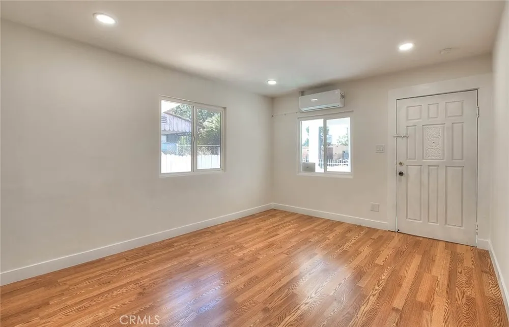 5506 Holmes Avenue Los Angeles, CA 90058
