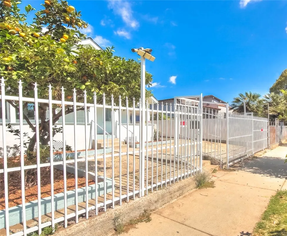 5506 Holmes Avenue Los Angeles, CA 90058
