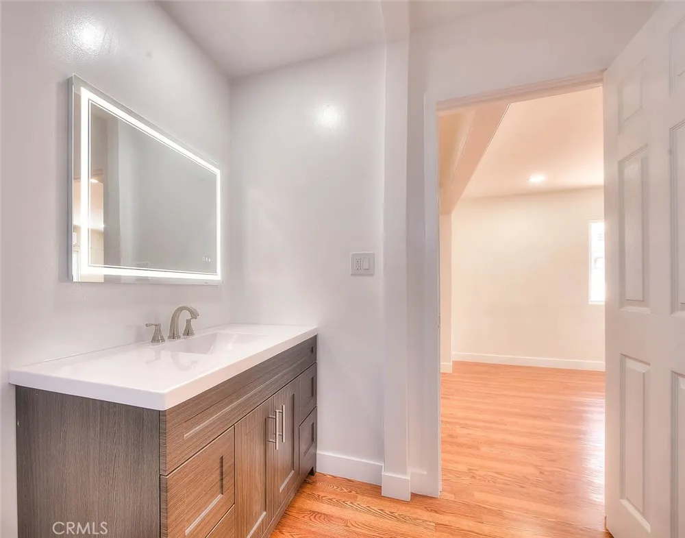 5506 Holmes Avenue Los Angeles, CA 90058