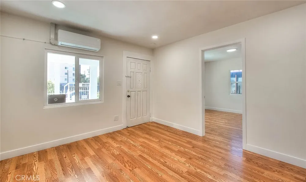 5506 Holmes Avenue Los Angeles, CA 90058