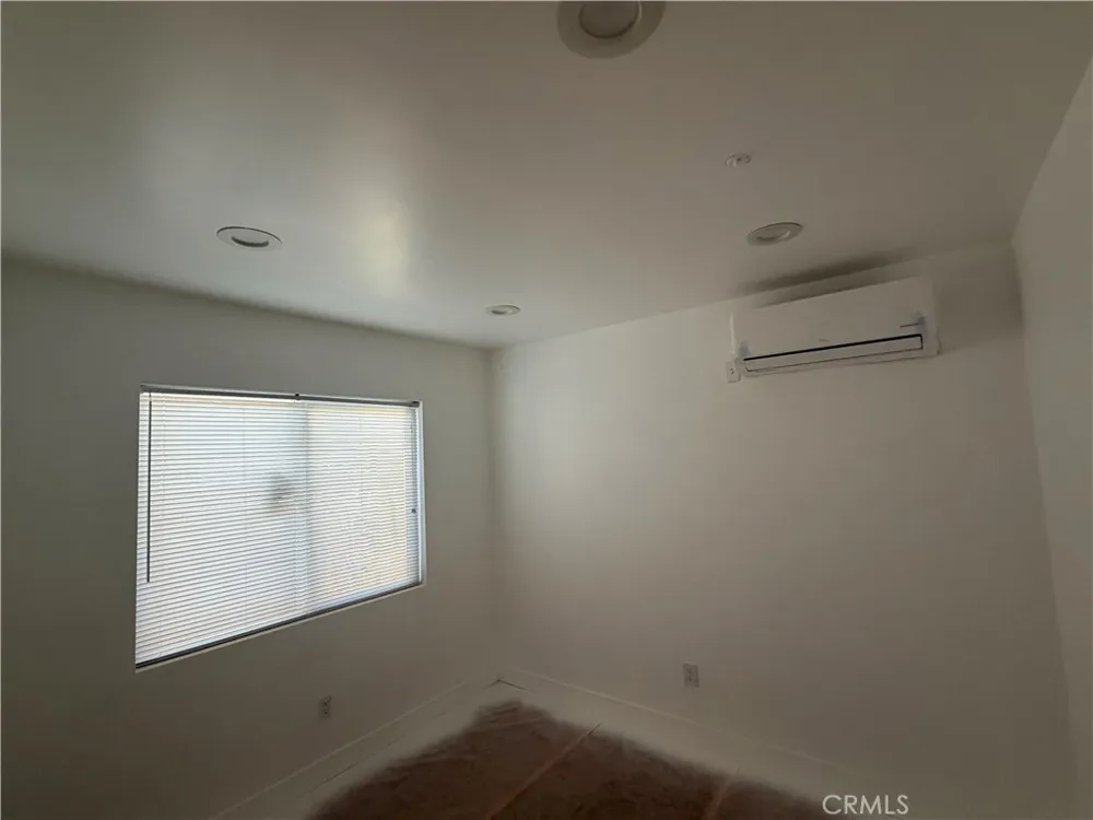 988 Valencia #6 Costa Mesa, CA 92626