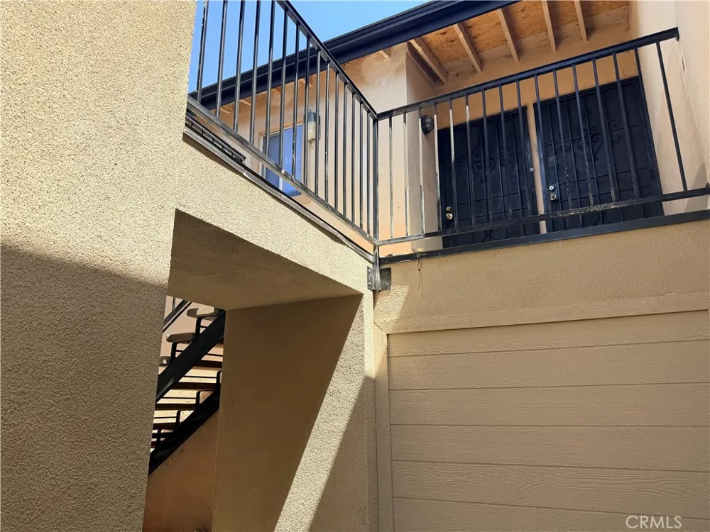 988 Valencia #6 Costa Mesa, CA 92626