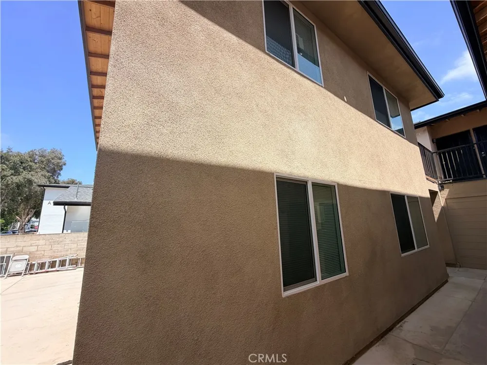 988 Valencia #6 Costa Mesa, CA 92626