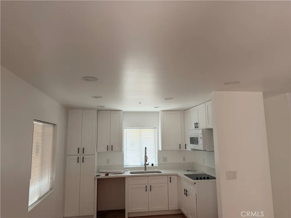 988 Valencia #6 Costa Mesa, CA 92626