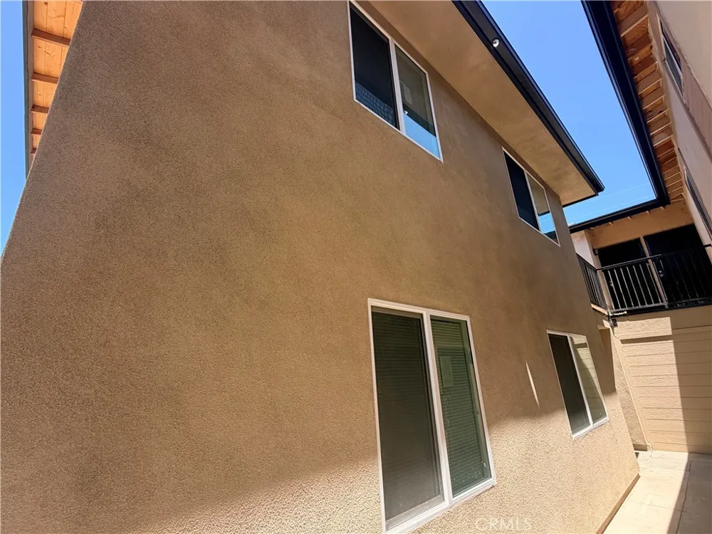 988 Valencia #6 Costa Mesa, CA 92626
