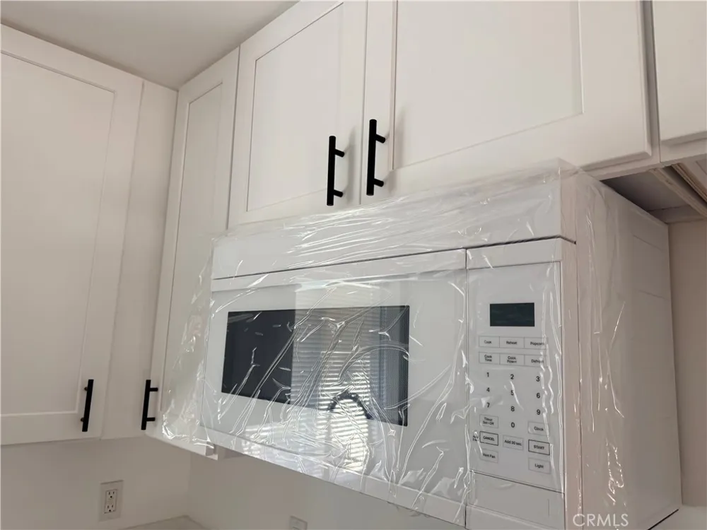 988 Valencia #6 Costa Mesa, CA 92626