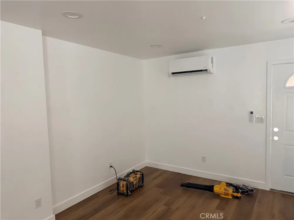 988 Valencia #6 Costa Mesa, CA 92626