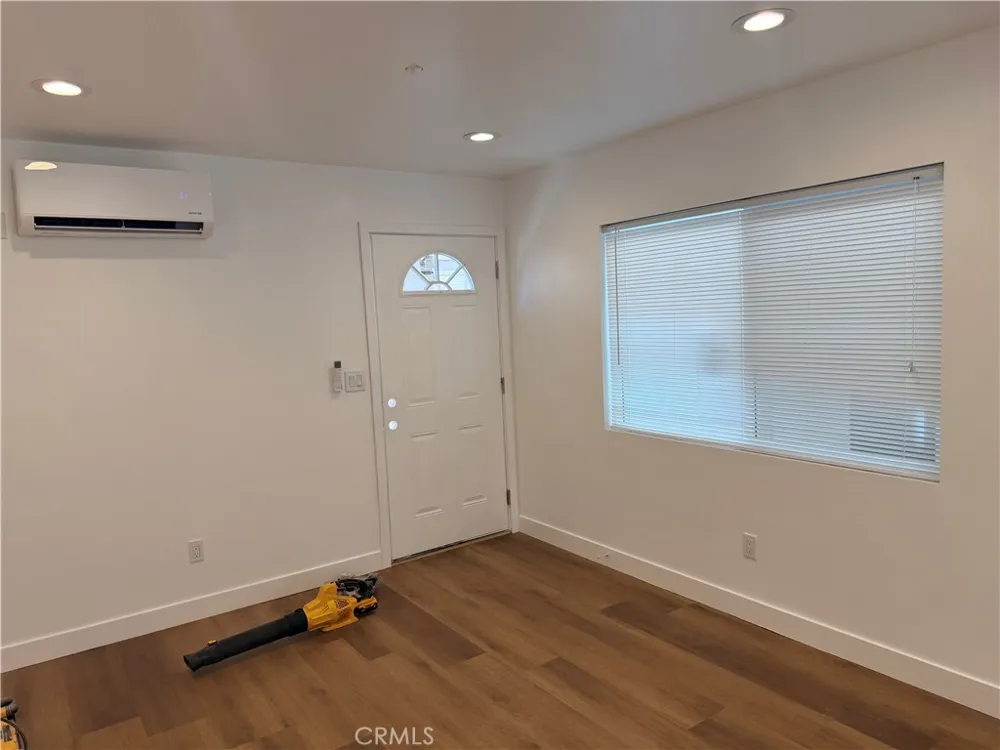 988 Valencia #6 Costa Mesa, CA 92626