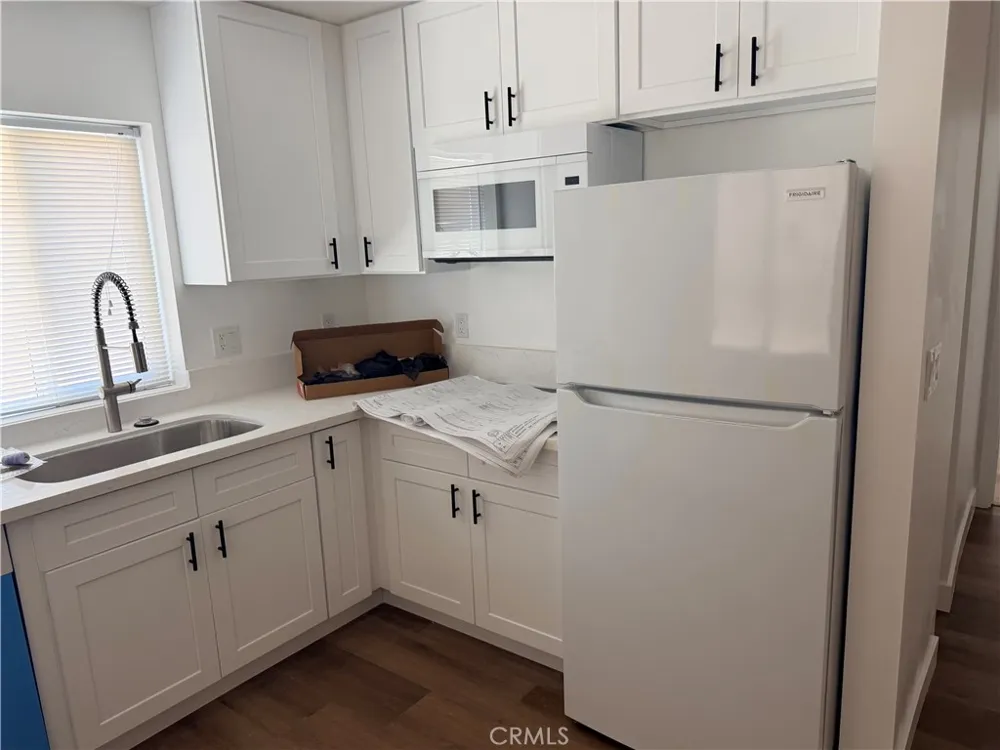 988 Valencia #6 Costa Mesa, CA 92626
