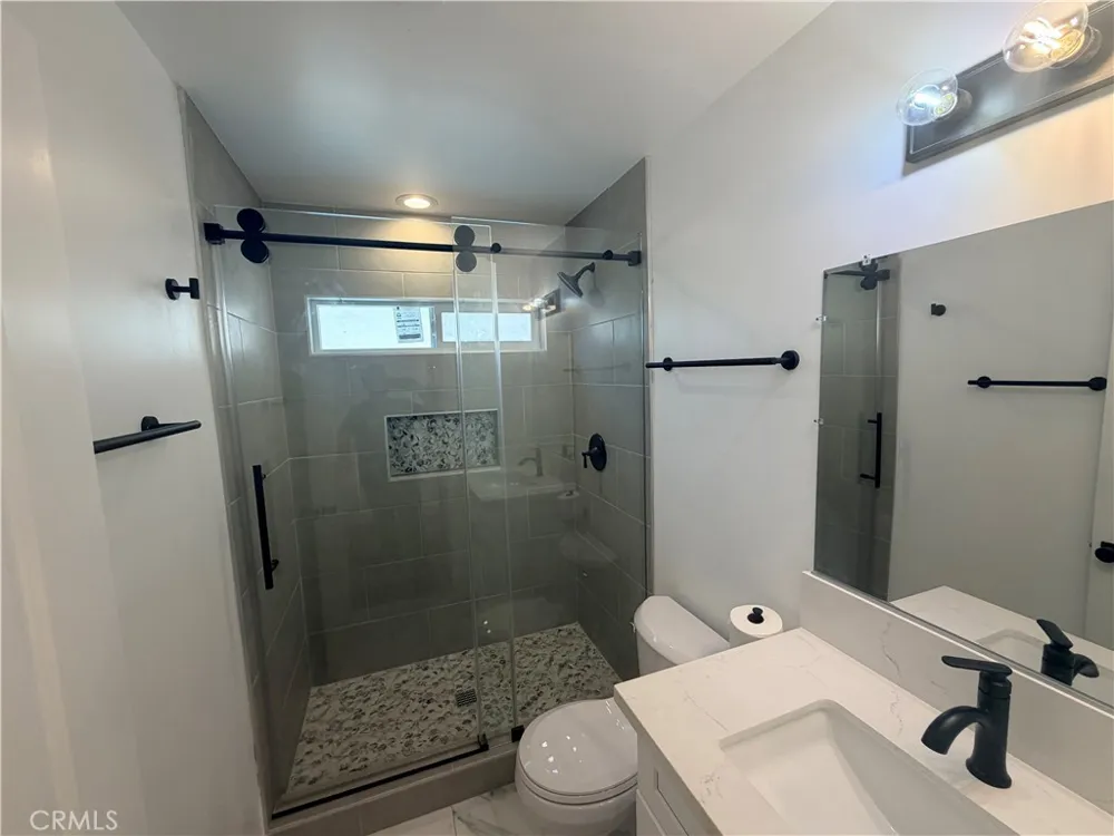 988 Valencia #6 Costa Mesa, CA 92626