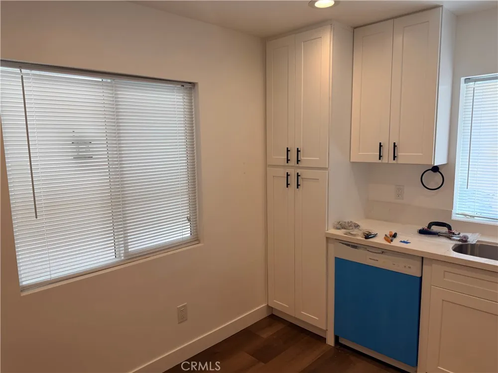 988 Valencia #6 Costa Mesa, CA 92626