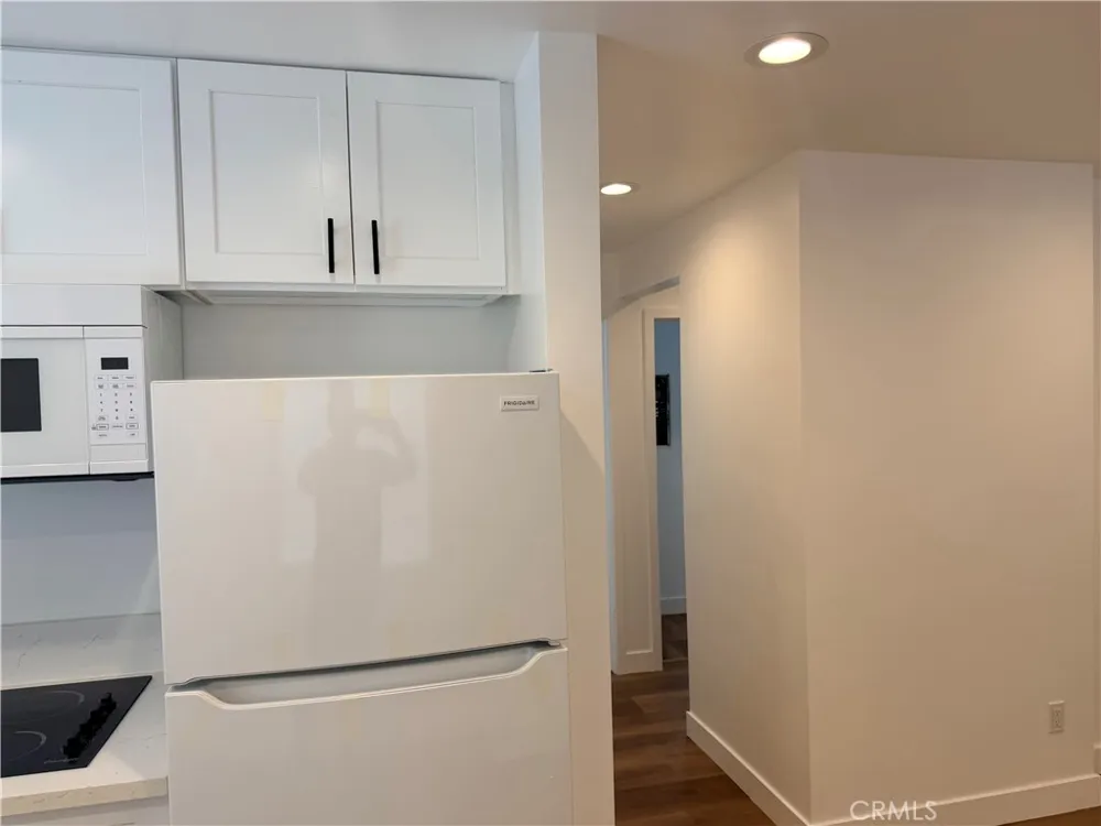 988 Valencia #6 Costa Mesa, CA 92626