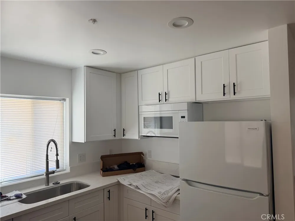 988 Valencia #6 Costa Mesa, CA 92626