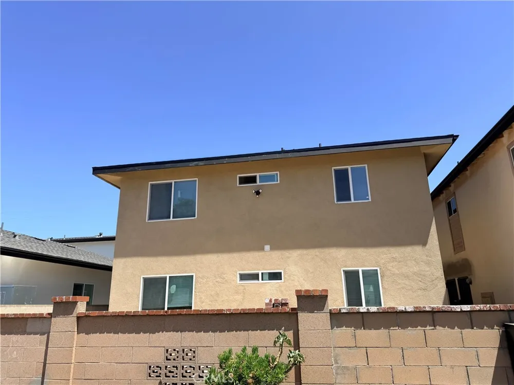 988 Valencia #6 Costa Mesa, CA 92626