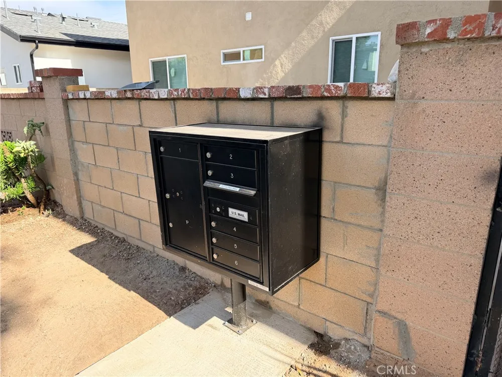 988 Valencia #6 Costa Mesa, CA 92626