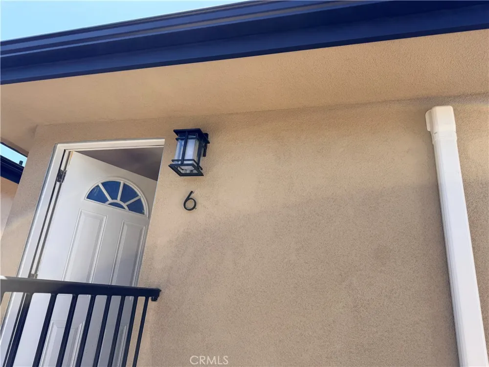 988 Valencia #6 Costa Mesa, CA 92626