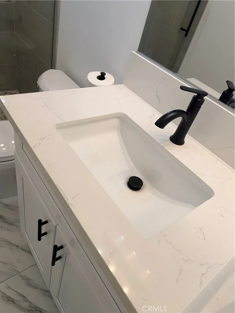 988 Valencia #6 Costa Mesa, CA 92626