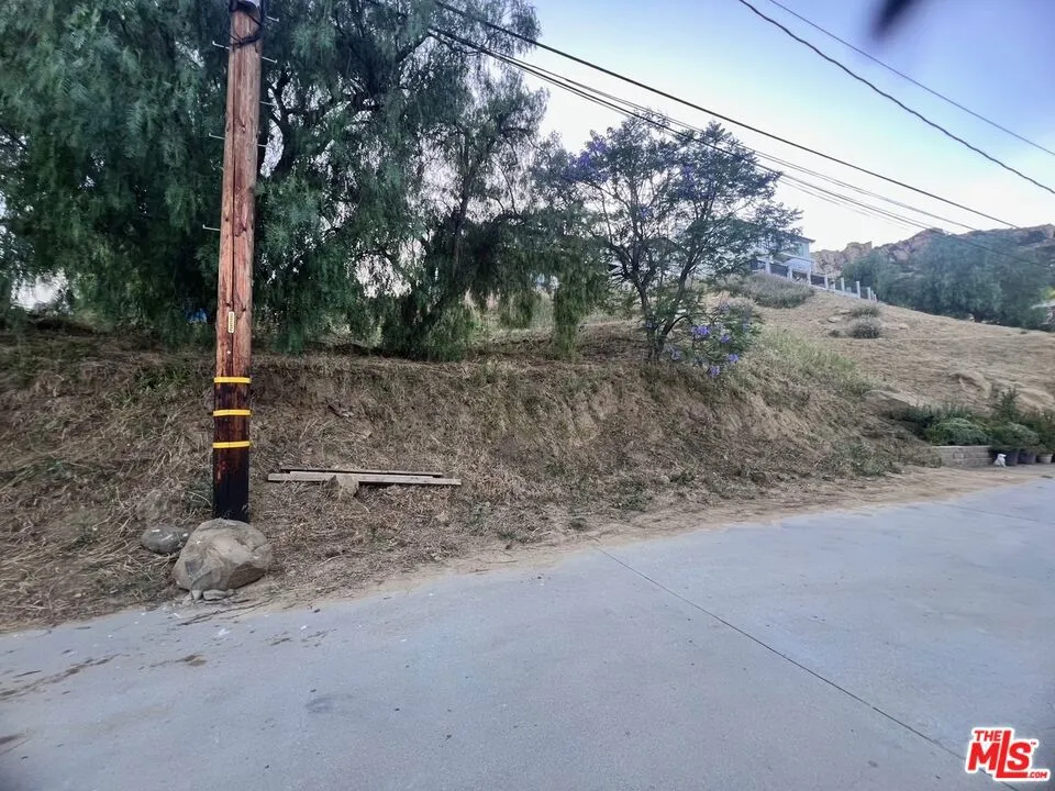 207 S La Gross Way Chatsworth, CA 91311