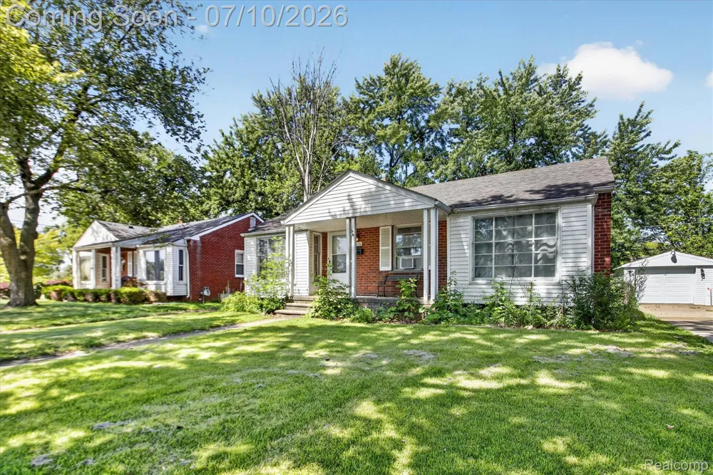 17125 Lennane Redford Charter Township, MI 48240