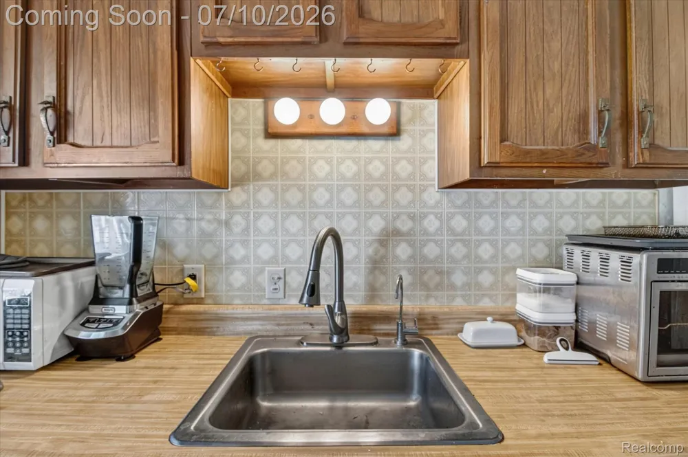 17125 Lennane Redford Charter Township, MI 48240