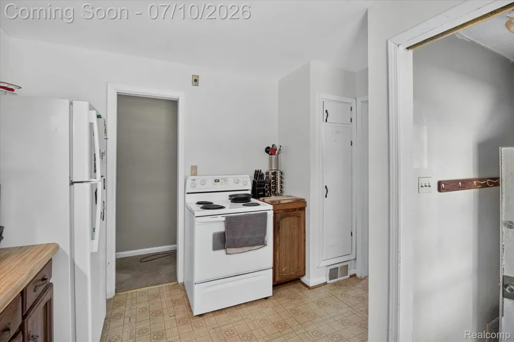 17125 Lennane Redford Charter Township, MI 48240