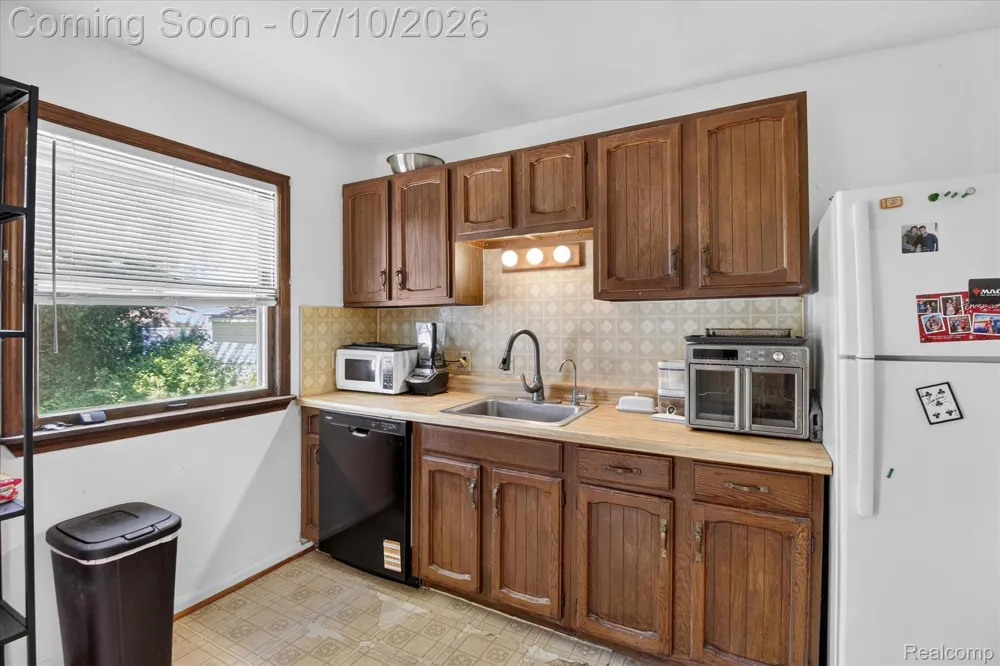 17125 Lennane Redford Charter Township, MI 48240