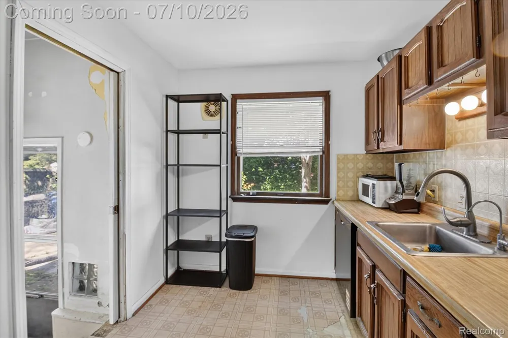 17125 Lennane Redford Charter Township, MI 48240