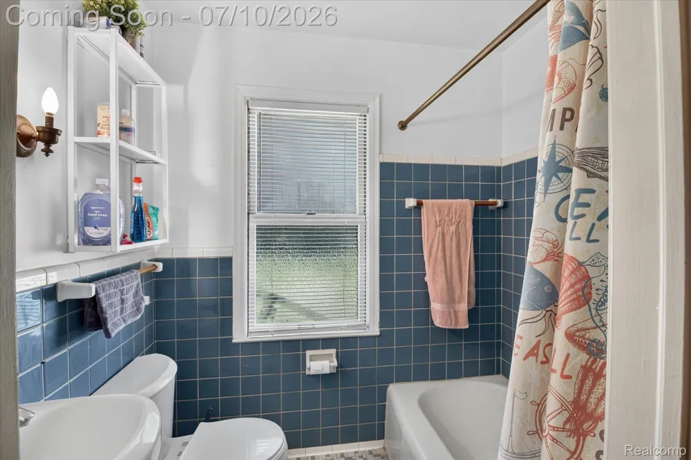 17125 Lennane Redford Charter Township, MI 48240