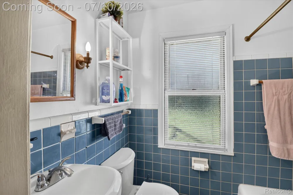 17125 Lennane Redford Charter Township, MI 48240
