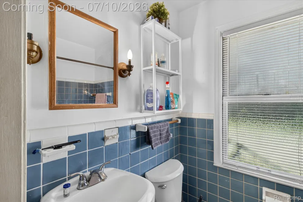 17125 Lennane Redford Charter Township, MI 48240
